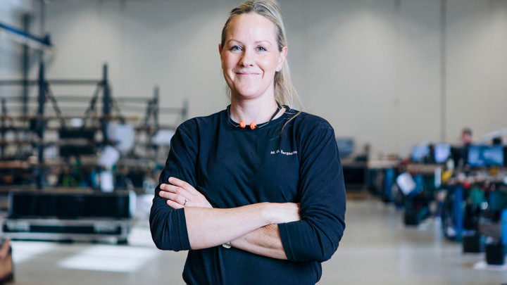 1712 X 963 woman manufacturing